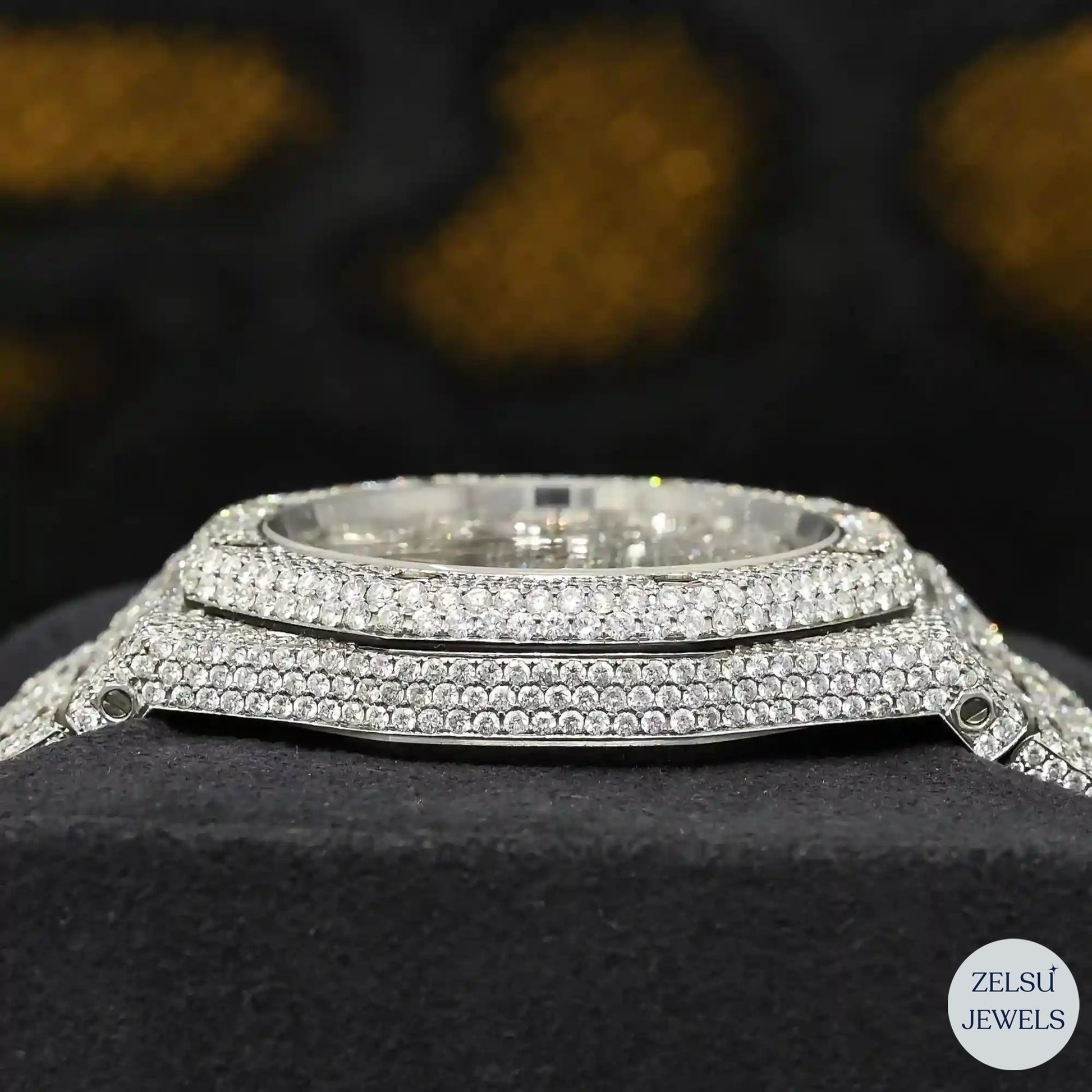 Exquisite silver diamond watch, offering a refined design and dazzling diamond embellishments.