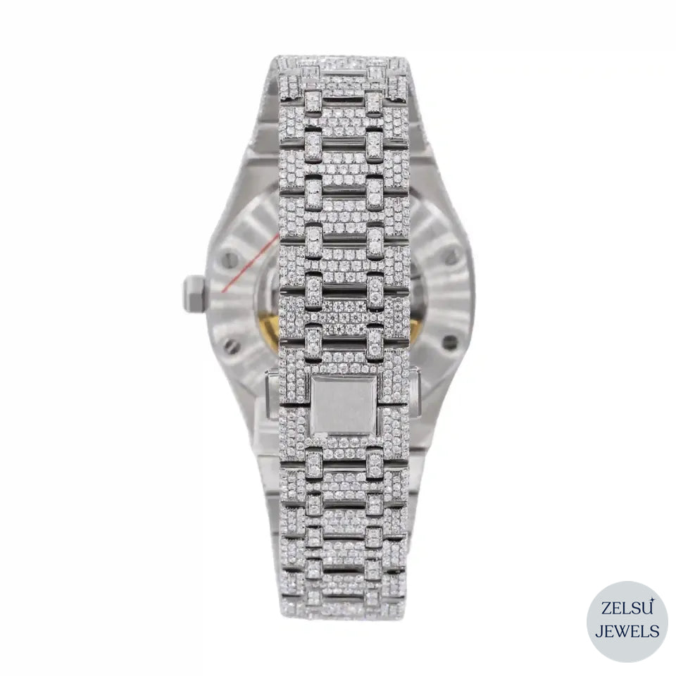 Luxury silver diamond watch, featuring sparkling diamonds and impeccable craftsmanship for a premium look.