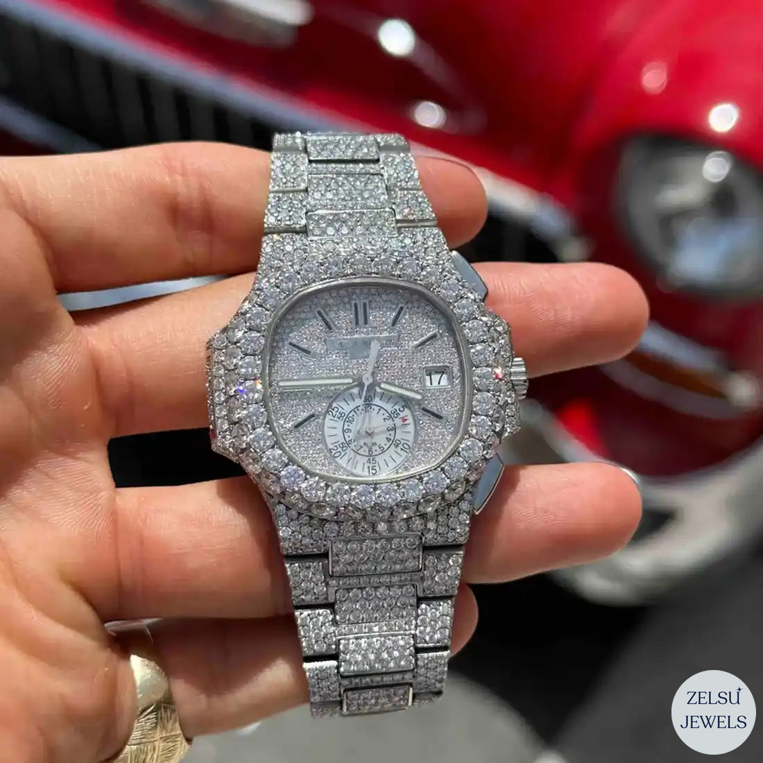 Fully diamond watch, combining radiant diamonds with a refined design for an elegant and high-end accessory.