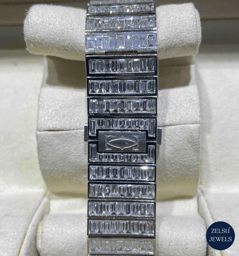 Exquisite emerald diamond automatic watch, offering a unique blend of luxury, elegance, and automatic precision.
