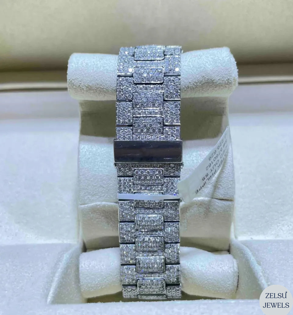 Exquisite fully diamond watch, featuring brilliant diamonds covering the entire timepiece for a luxurious design.