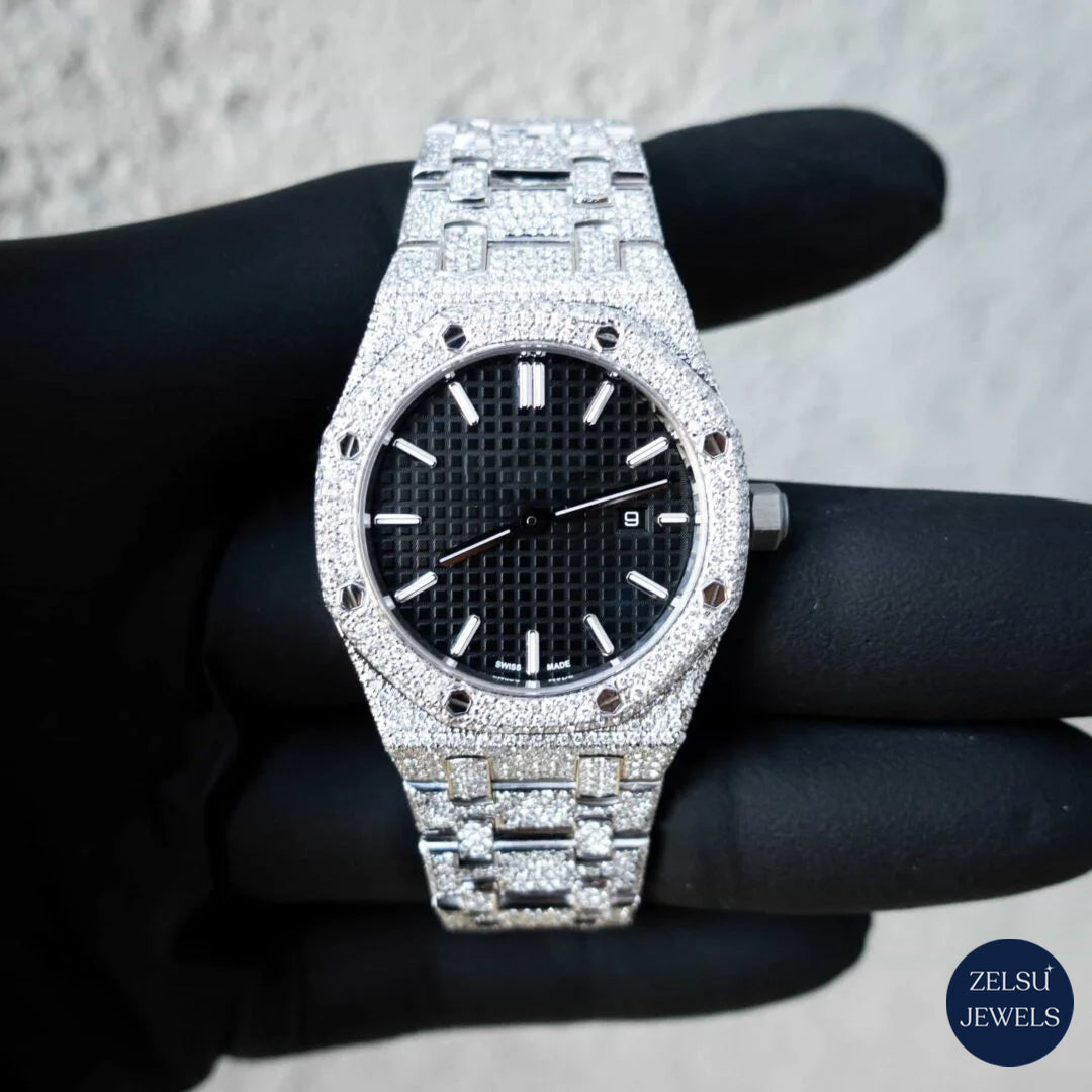 Sophisticated silver watch with a black crystal dial, combining elegance and luxury for a timeless timepiece.